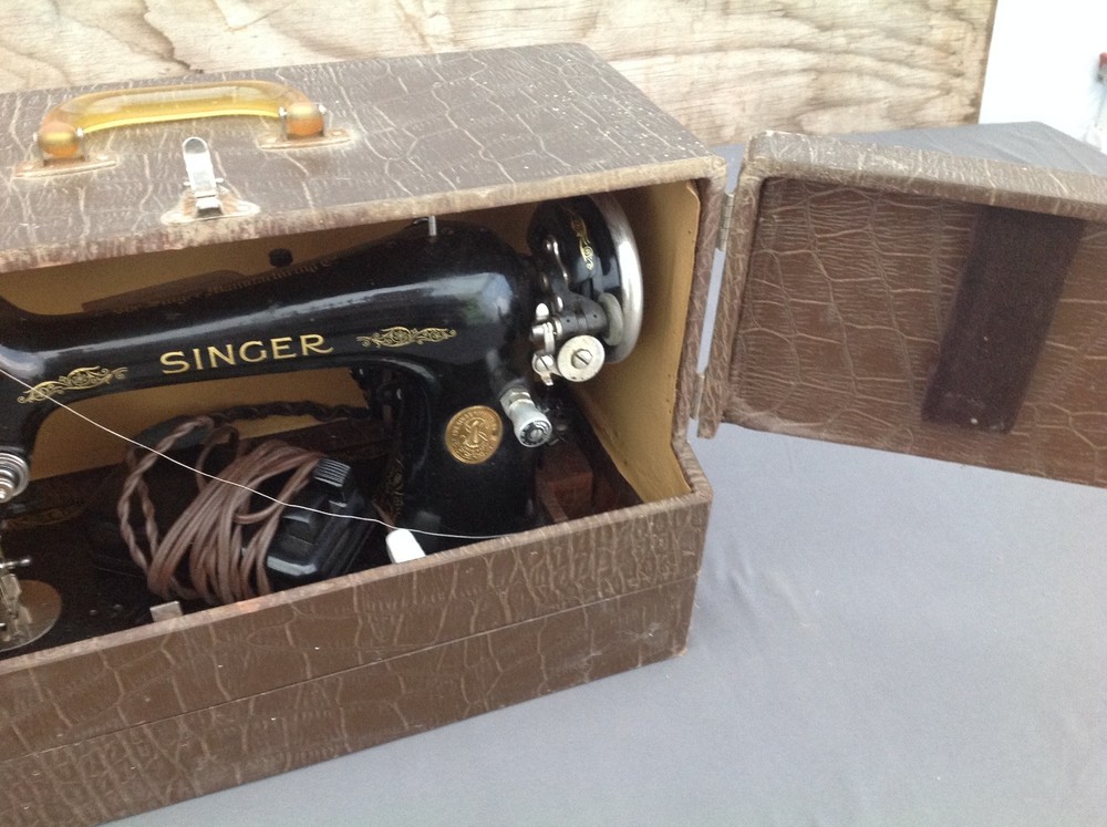 Vintage Singer Sewing Machine in Case