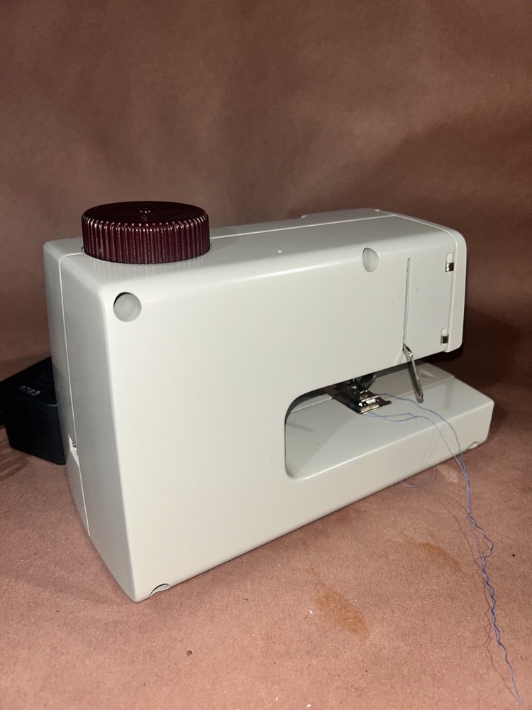 Singer Tiny Tailor Mending Machine (TESTED WORKS)
