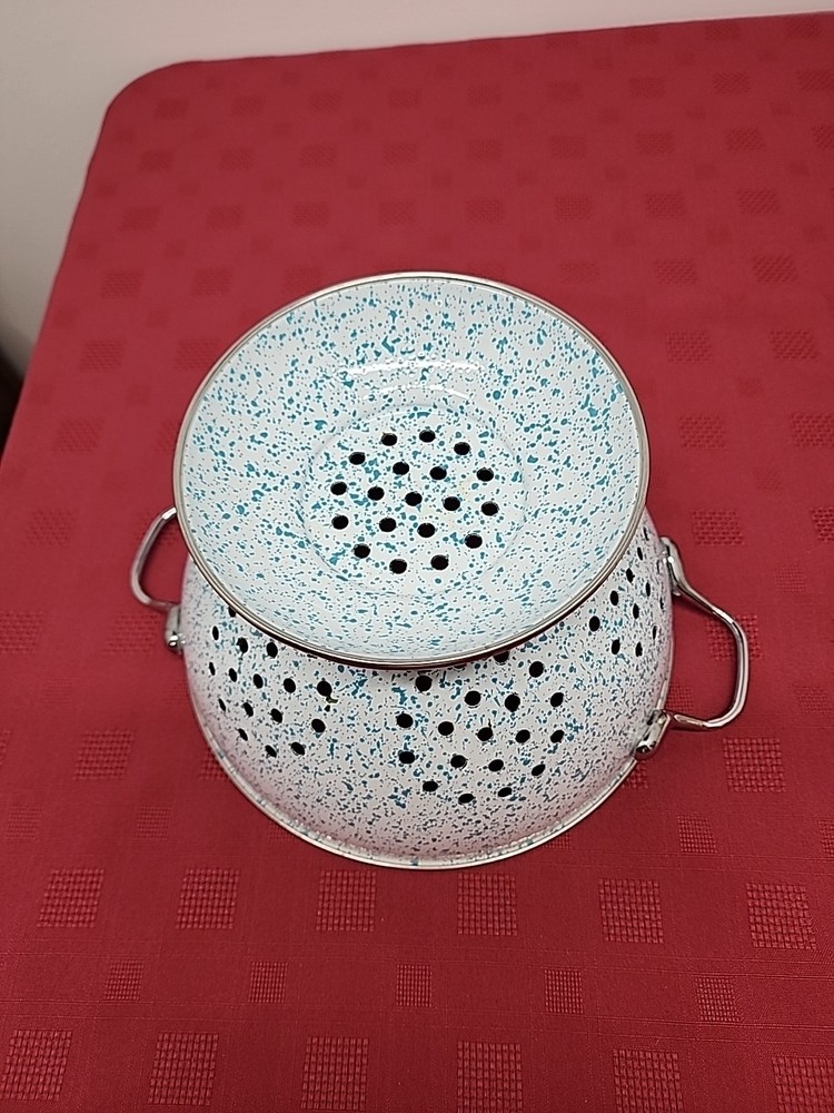 Enamel Collander Blue/White Speckled Confetti Pattern 2 Handle Springtime Vibe