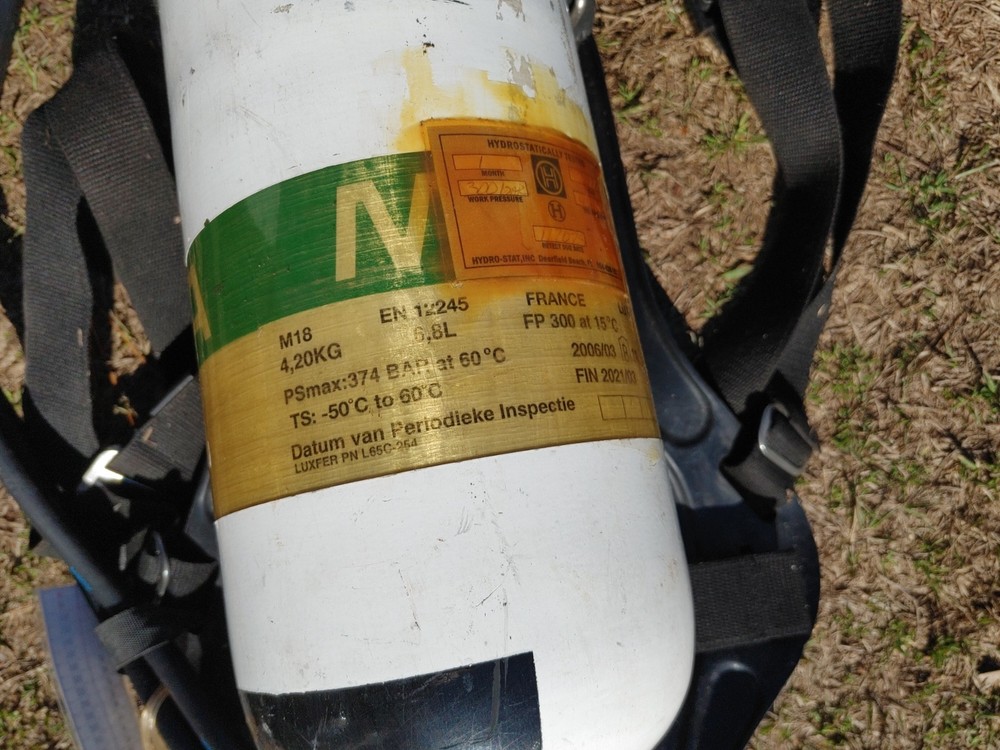 scuba diving oxygen tanks