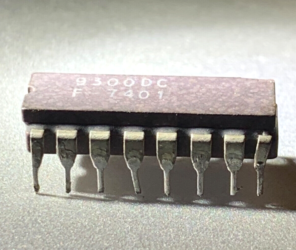 Fairchild 9300-DC 4-Bit Universal Shift Register Vintage IC