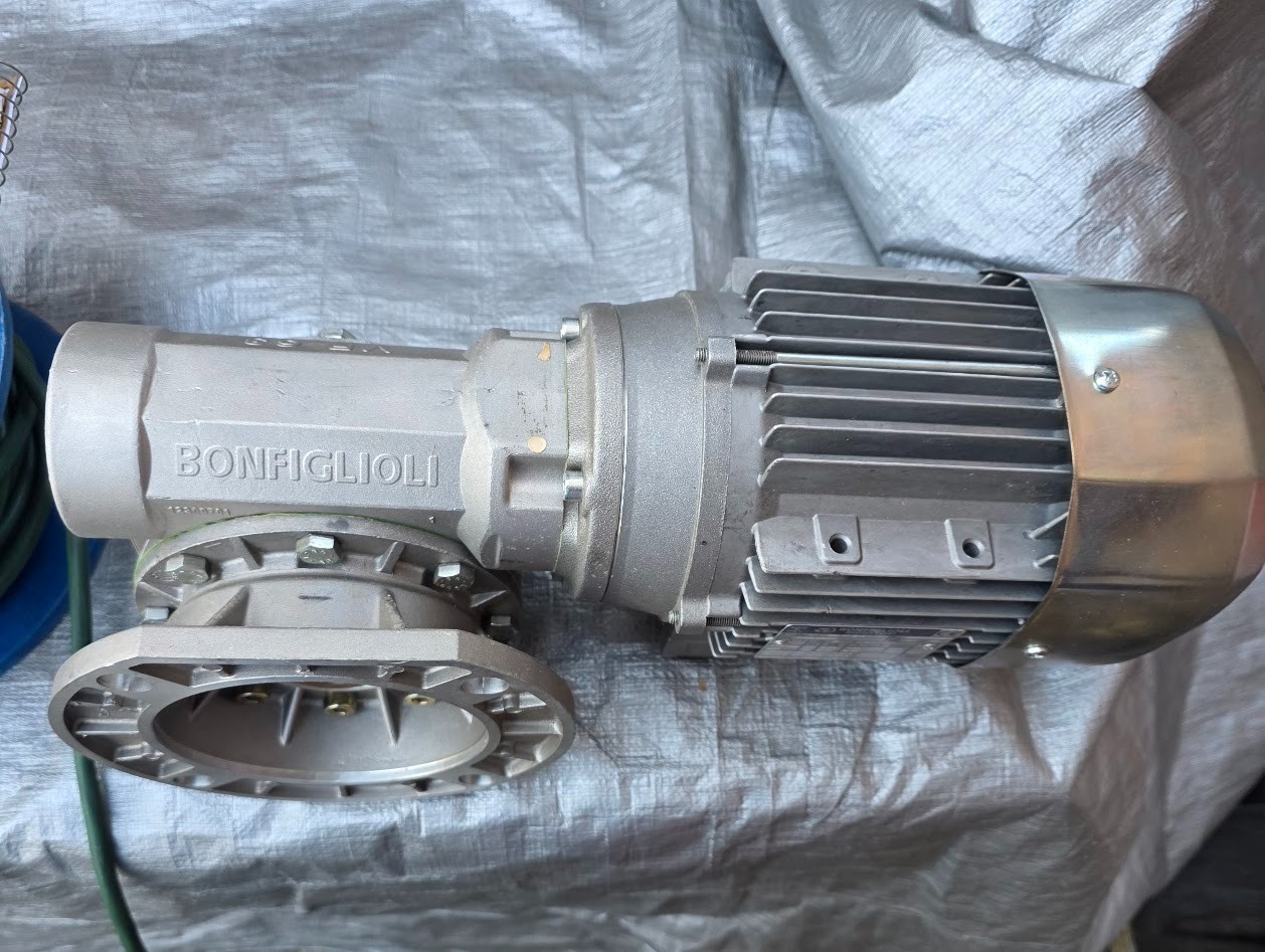 BONFIGLIOL RIDUTTORI VF63 All specifications are embosed on the motor.