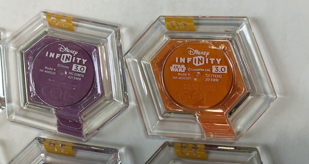 Disney Infinity Marvel Super Heroes Disc Holder Plus 12 Disc”s Read