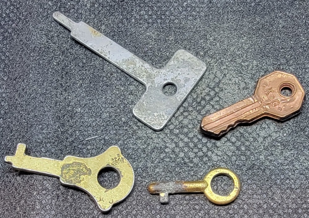 4 VERY SMALL KEYS L1580