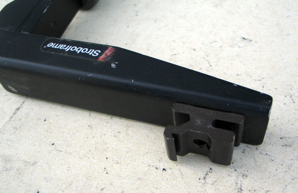 Strobeframe Quick Flip Mount - For Parts... missing top red tightening knob