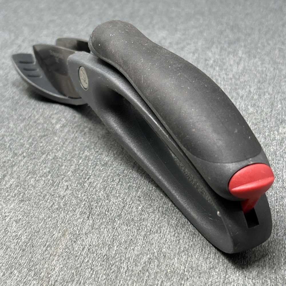 Pampered Chef Kitchen Shears Herb Stripper Safety Lock Black Scissors 6430