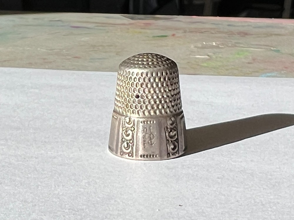 Antique Stern Brothers Anchor Sterling Panel & Scrolls Thimble