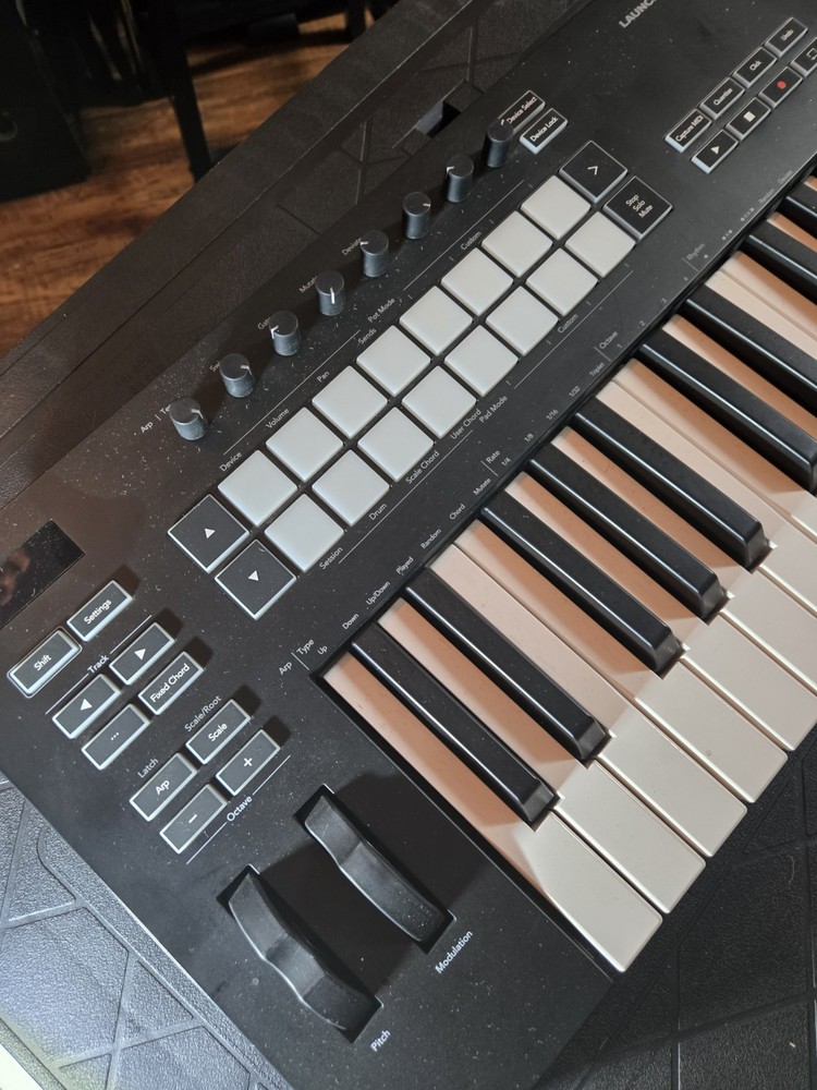 Novation Launchkey 25 MK3 Midi Keyboard Controller USB Powered
