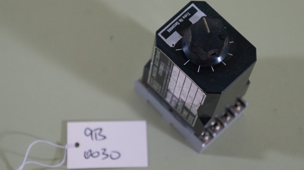 Master Electronic Controls DM0K115A10B Timer Relay- 10 Sec - 115VAC - 8 Pin