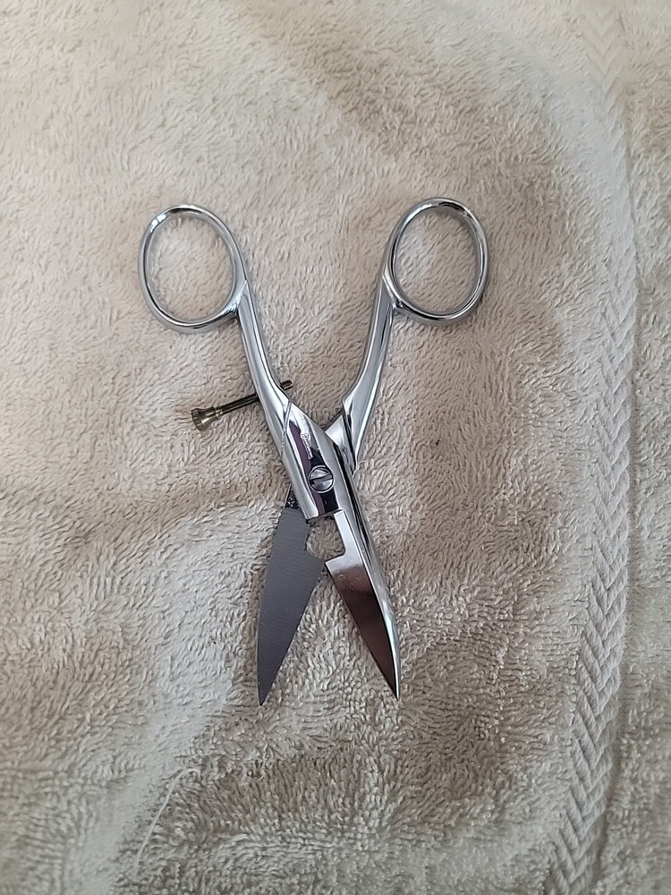 Mundial 4-1/2" Classic Forged Button Hole Scissors #252