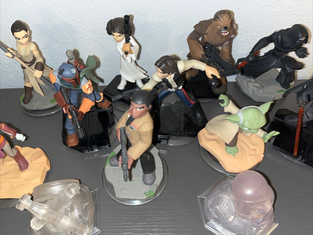 12 Disney infinity Star Wars (10 Figures 2 Crystals)