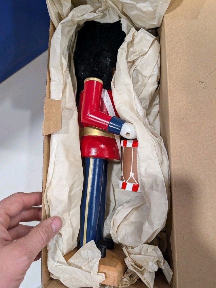 NOS Seiffener Nussknackerhaus Guard Nutcracker 16” Germany w/Box