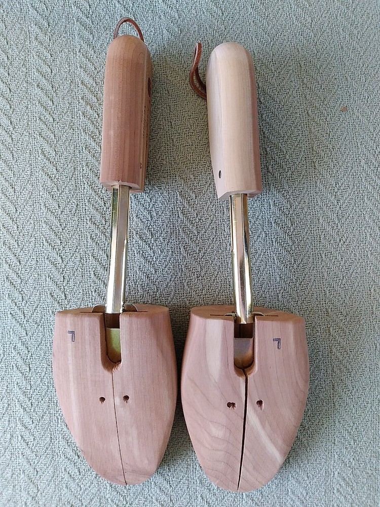 The Johnson & Murphy Shoe Tree Stretcher Cedar Split Toe Shoe Tree, LG Nice!