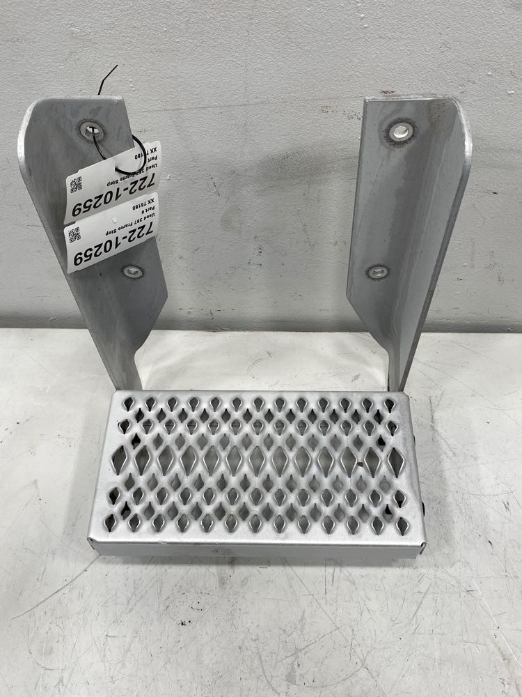 2004 Peterbilt 387 Frame Step (722-10259)