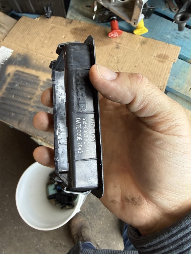 PETERBILT BEZEL SWITCH S18 6052