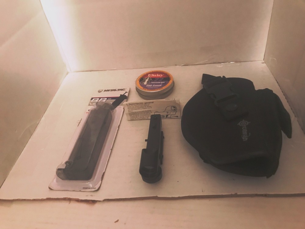DAISY ELECTRONIC POINT SIGHT 7809, HOLSTER AND BB LOADER PLUS .22 CAL PELLETS
