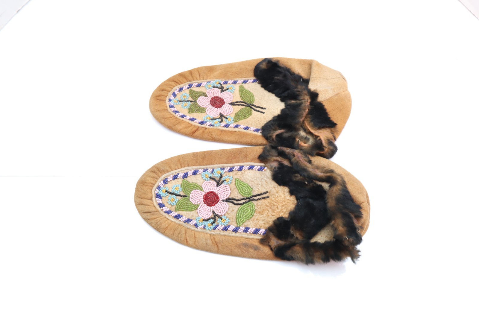 VINTAGE CREE INDIAN FLORAL Leather BEADED MOCCASINS native American 7"