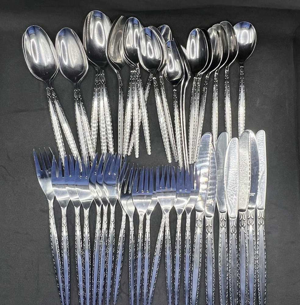 35 piece Oneida Community Venetia Stainless Steele Flatware Set