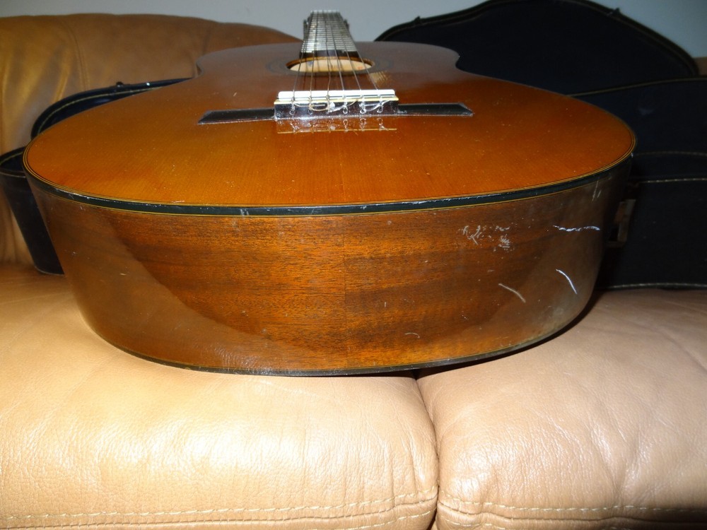 Yamaha C-150 Classical Acoustic Guitar + Case