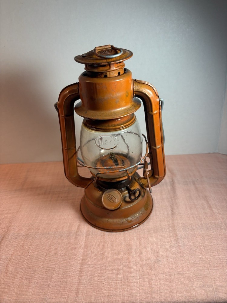 KEROSENE LANTERN WITH ORIGINAL COMET GLOBE NO. 50 Dietz