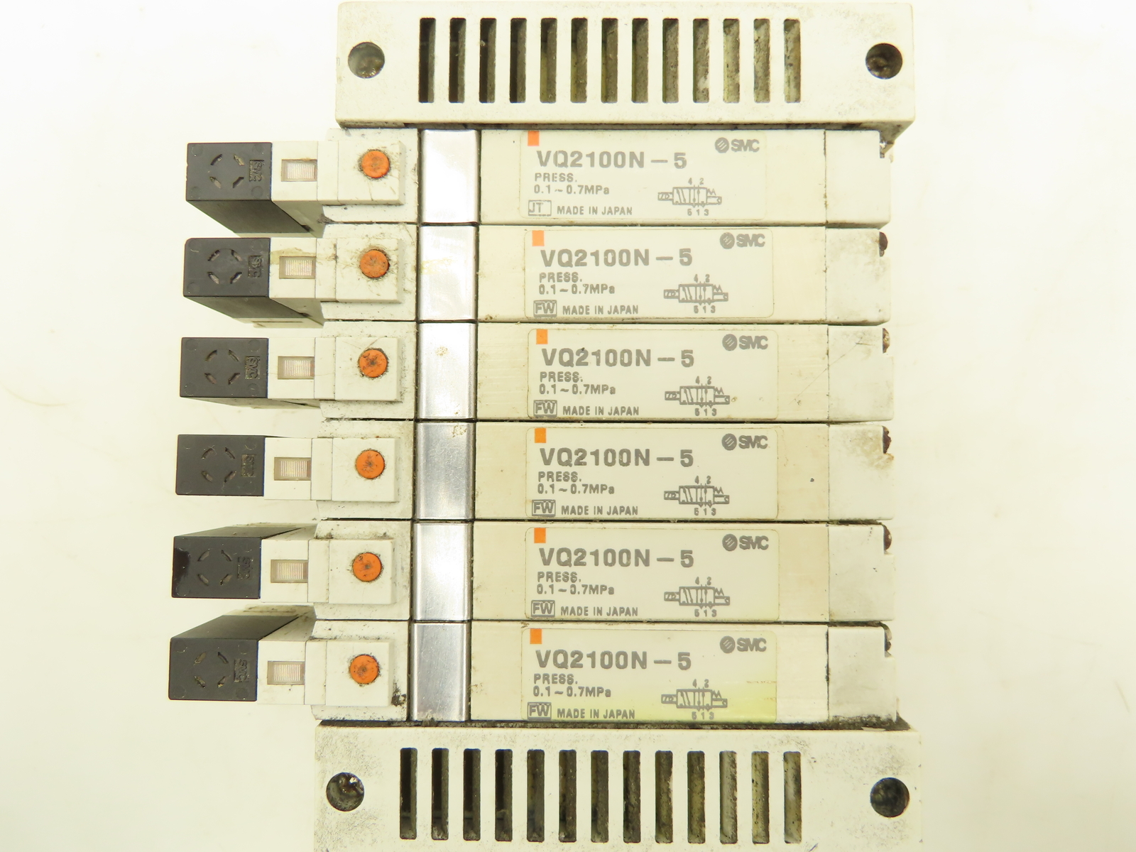 SMC VQ2100N-5 Pneumatic 6-Station Manifold 5/2 Solenoid Valves 24VDC