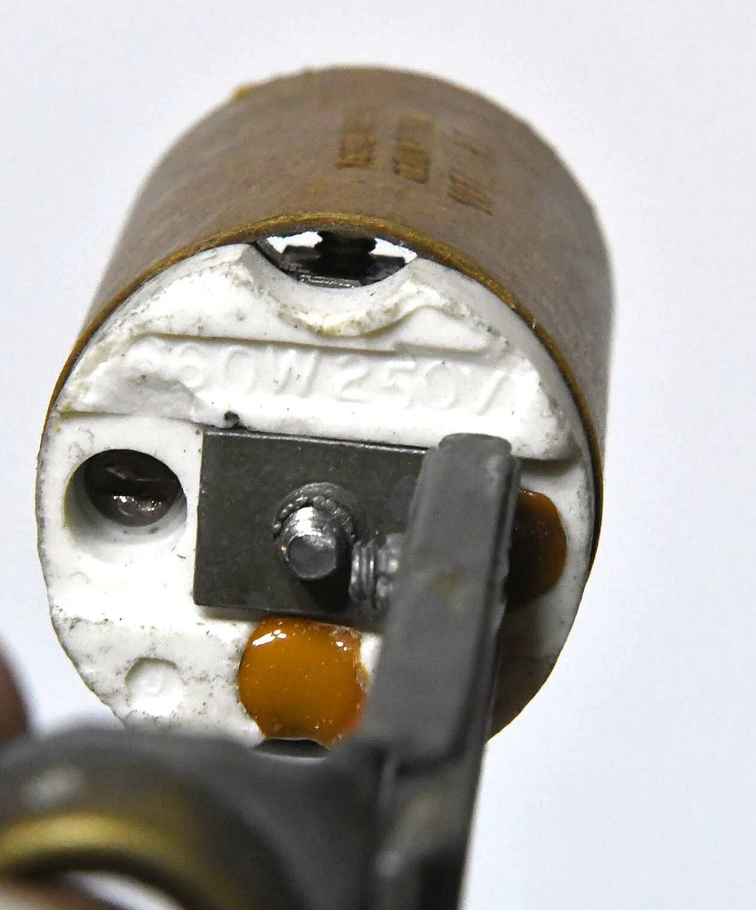 VINTAGE NOS LEVITON KEYLESS CANDLE LIGHT BULB SOCKET BRACKET EXPANDABLE 4 - 51/2