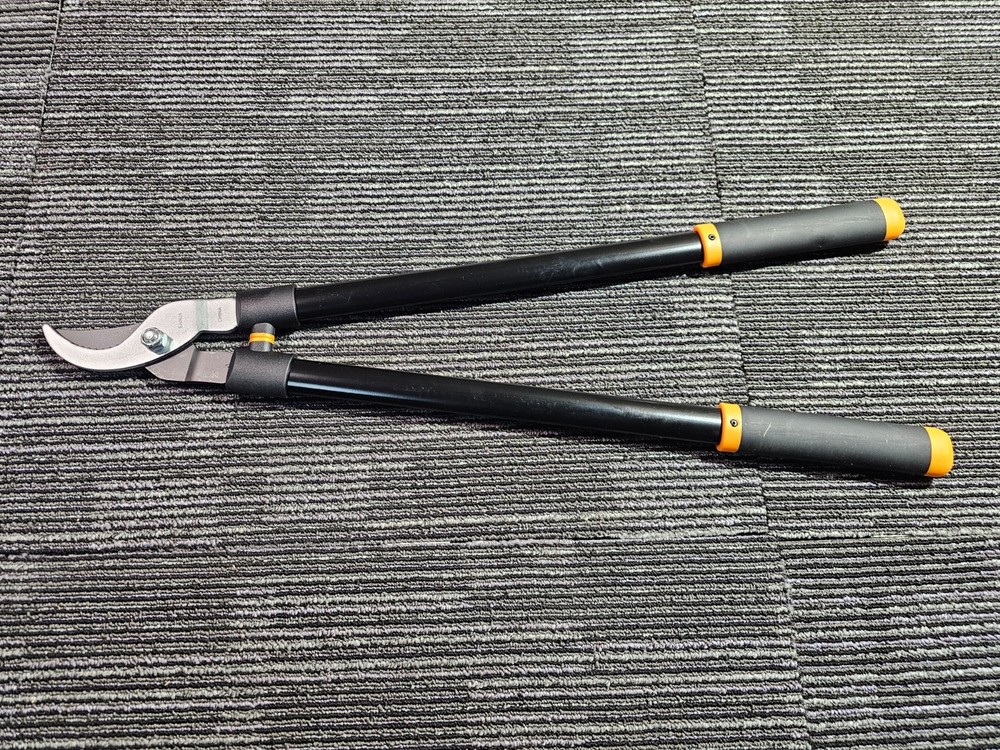 Fiskars 28" Loppers for Tree Trimming, Rust-Resistant Sharp Bypass Steel Blade