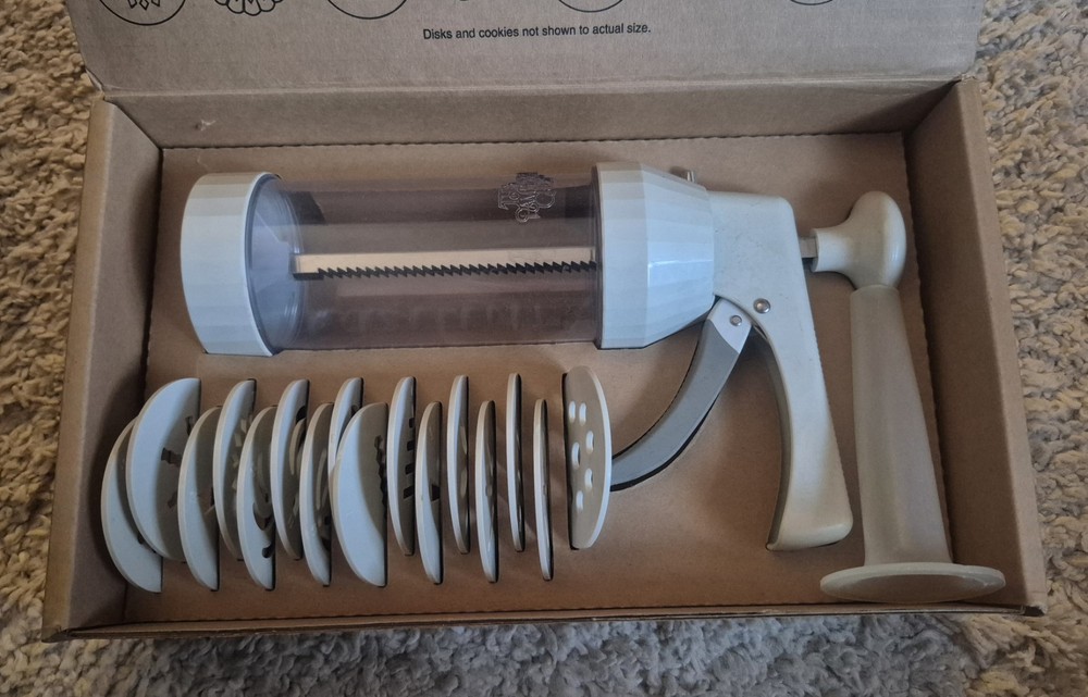 Pampered Chef Cookie Press Box Set #1525 w/ 16 Discs