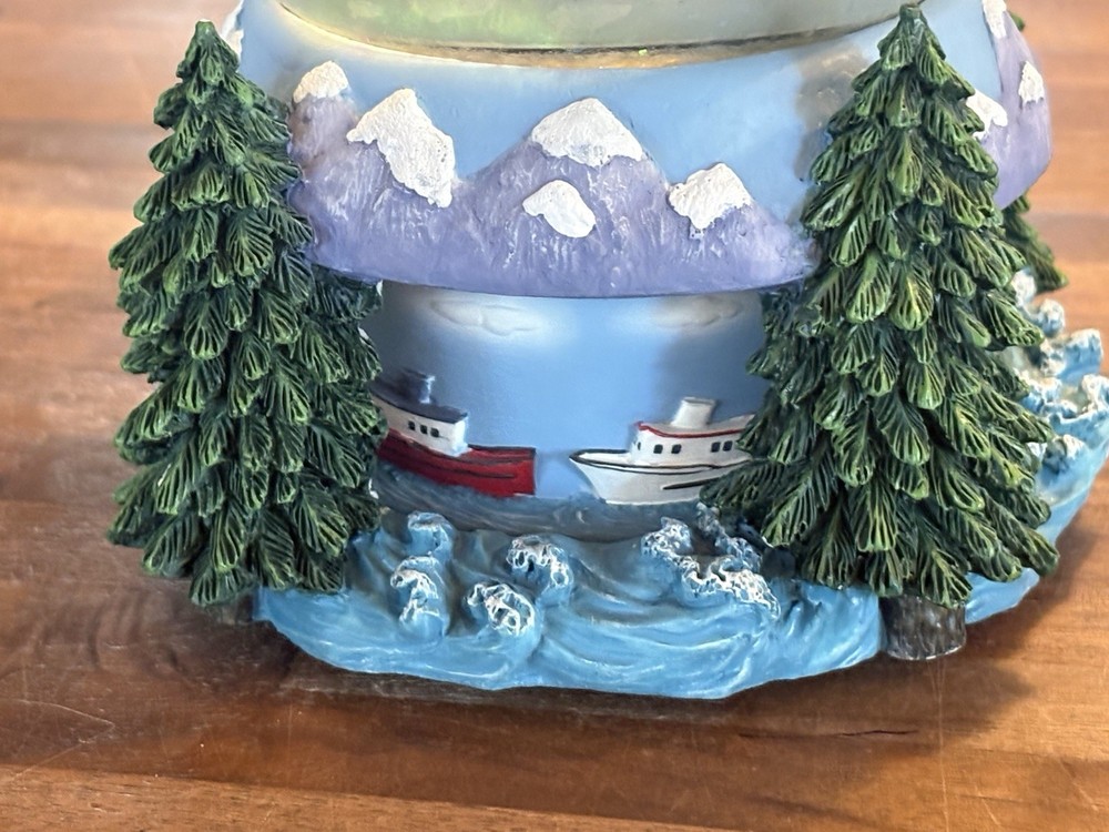 2000 Seattle Bon Marché Snow Globe Musical Rotating Base Pine Trees Space Needle