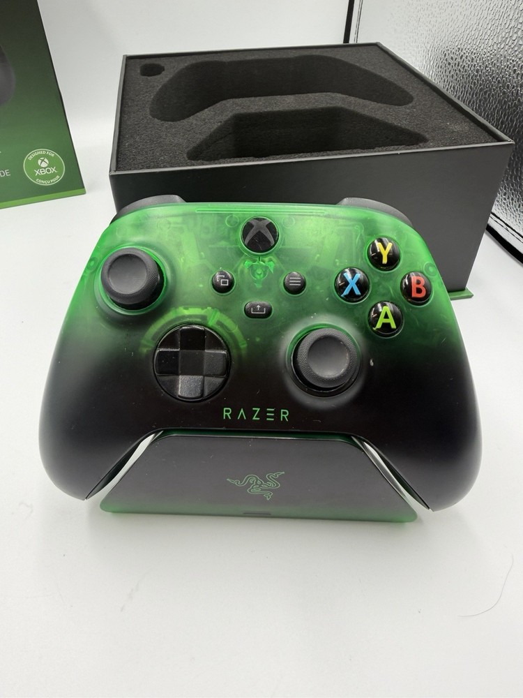 GC505 RAZER WIRELESS CONTROLLER & QUICK CHARGING STAND FOR XBOX- USED
