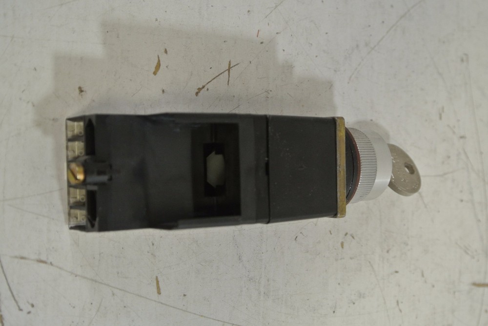 Allen-Bradley Key Selector Switch Cat: 800MR-H33B w/ key