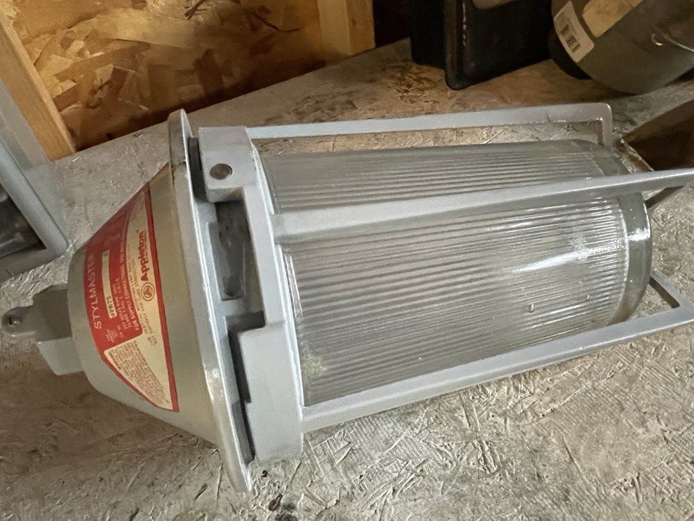 APPLETON STYLMASTER VPA75 EXPLOSION PROOF HURRICANE LIGHT