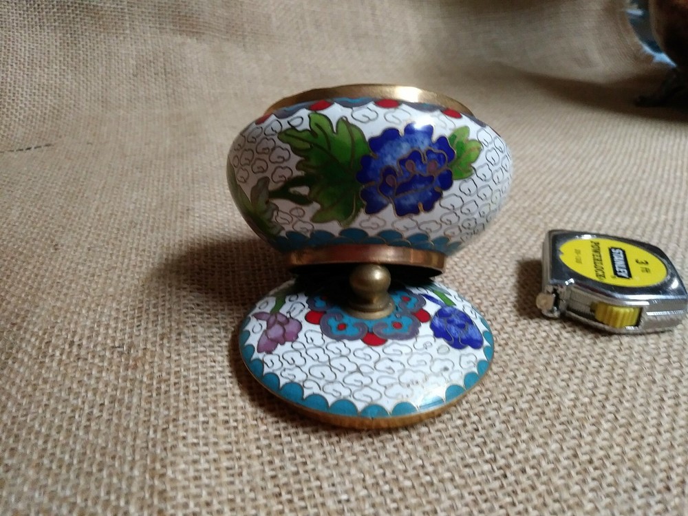 ENAMEL CLOISONNE VANITY. Trinket BOX FLORAL