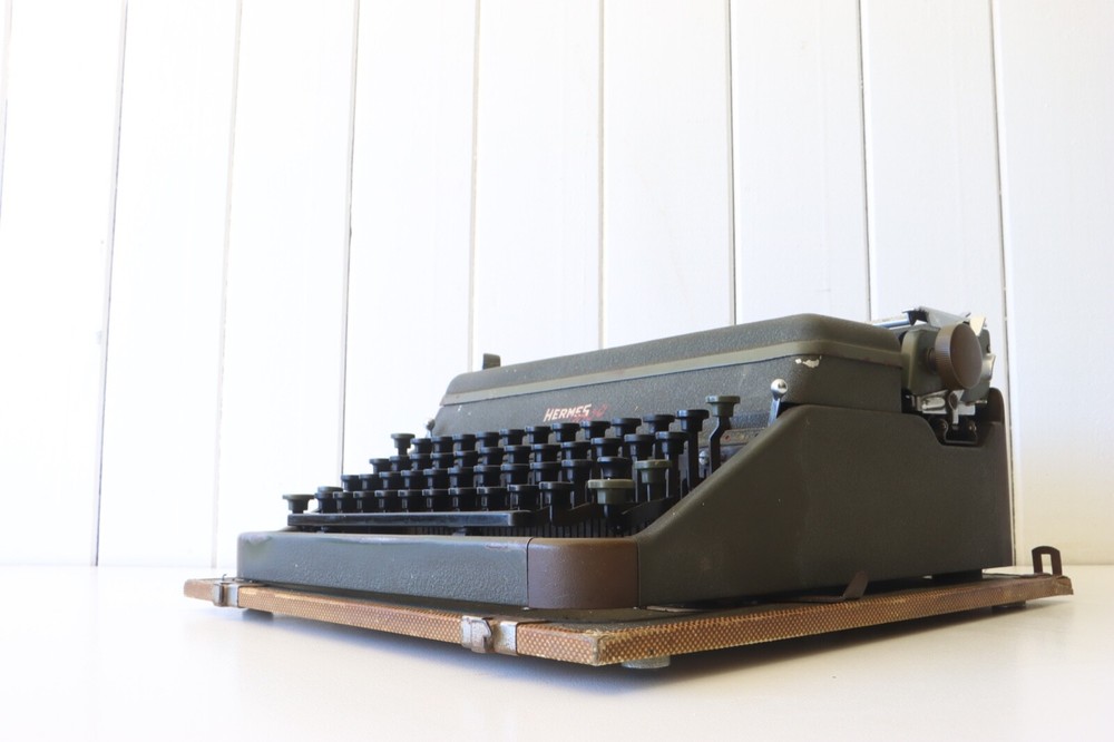 Hermes 2000 Typewriter - Original Case ***** Excellent Working Condition *****