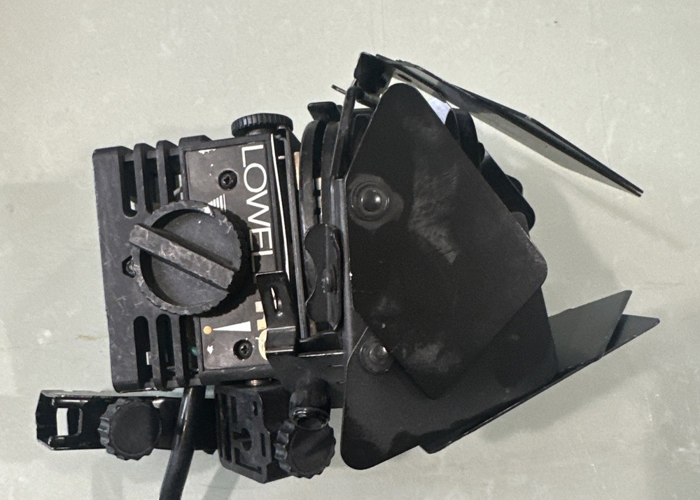 Lowel pro light w barn doors Need Bulbs!