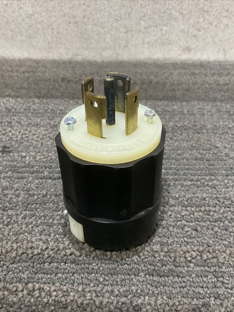 LEVITON 2821 4-POLE 5-WIRE GOUNDING LOCKING PLUG 444