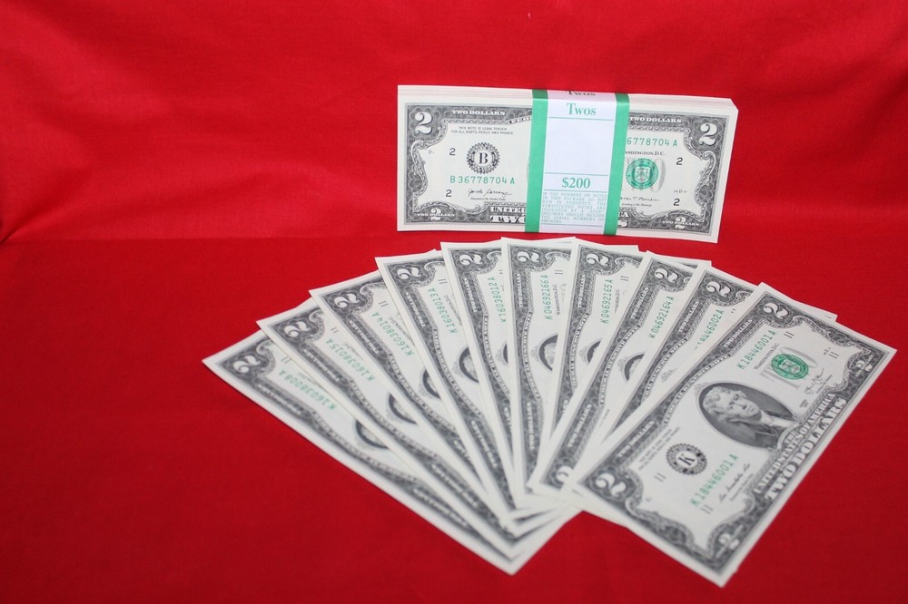 TWO DOLLAR BILL UNCIRCULATED CRISP $2 NOTES SEQUENTIAL ORDER PROTECTIVE SLEEVE