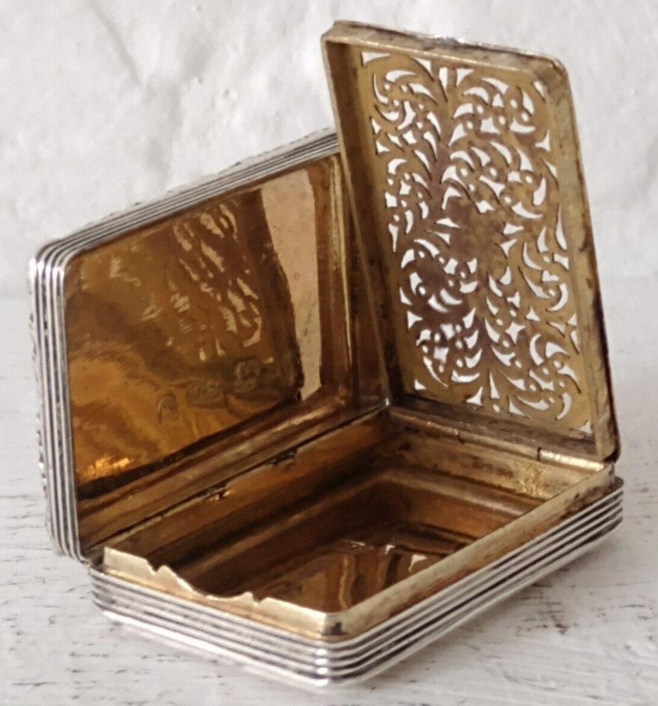 Fine Quality Georgian Solid Silver Vinaigrette - Birm. 1825.