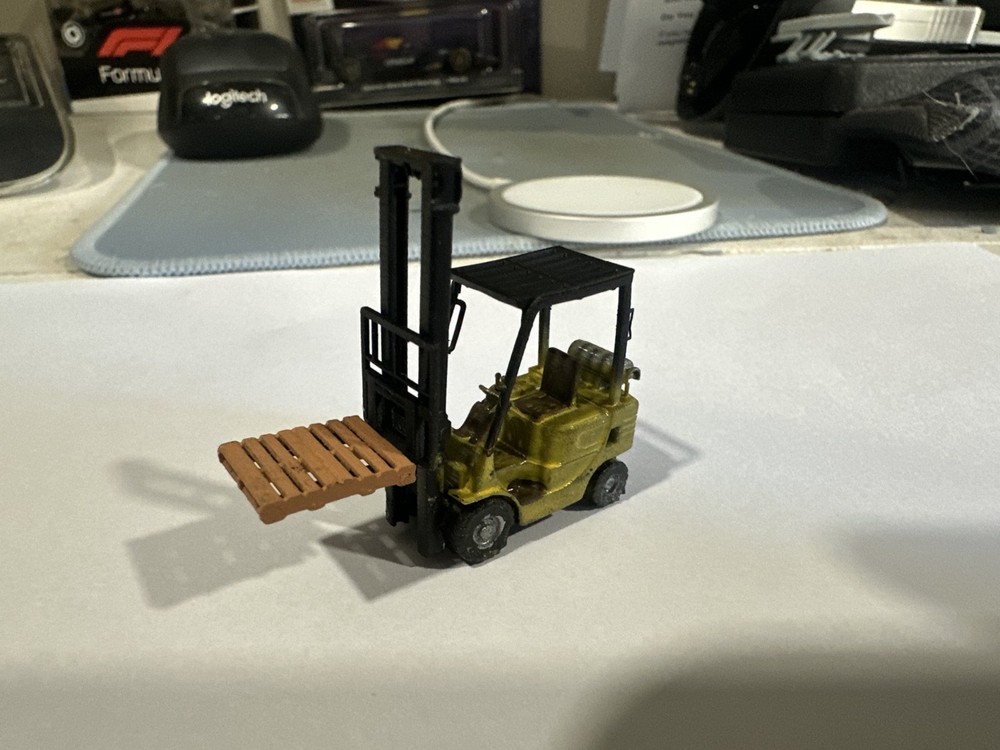 HO Scale Forklift with adjustable mast