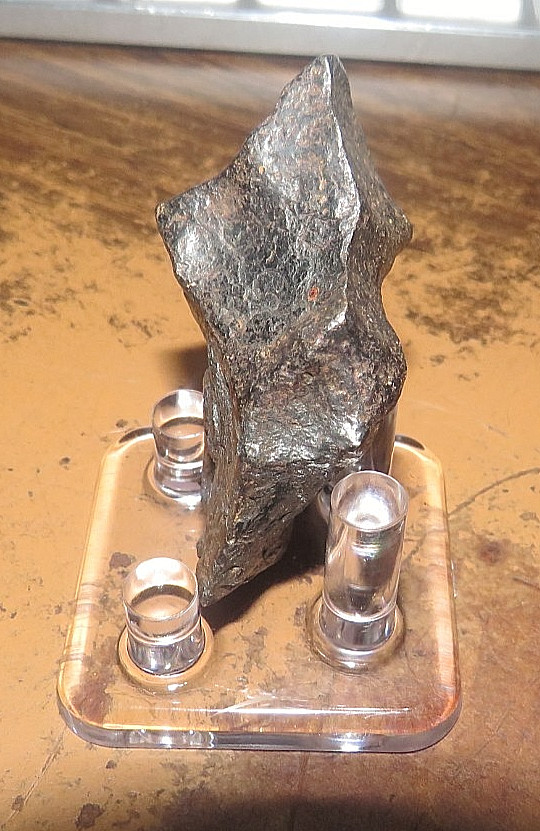 75 gm . CANYON DIABLO IRON METEORITE TOP GRADE ARIZONA STAND USA