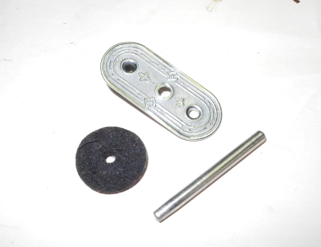 VINTAGE SINGER SEWING MACHINE #201 SCROLL SPOOL PIN PLATE, PIN AND FELT PAD,