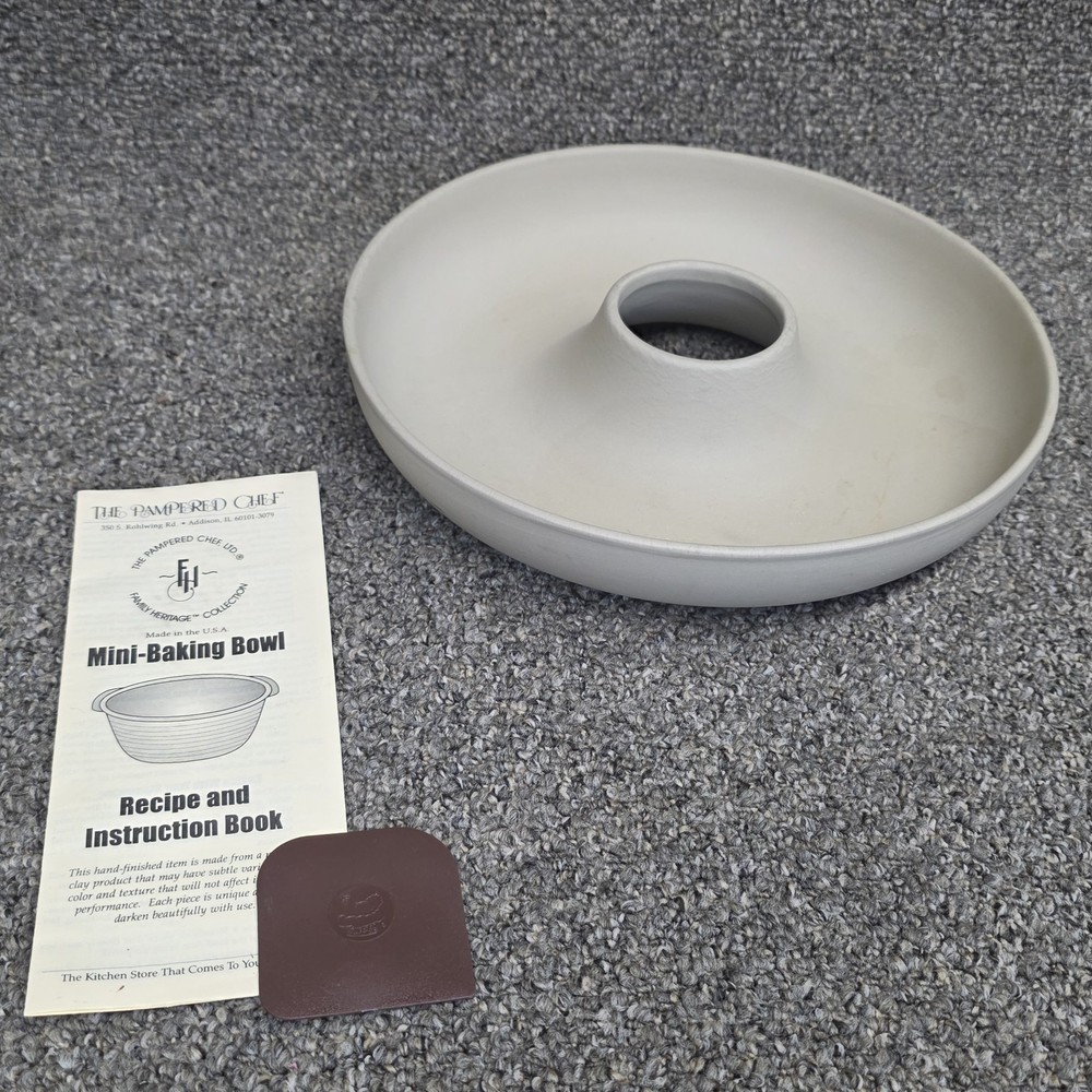 Stoneware Baking Wreath  11” ( Pampered Chef?