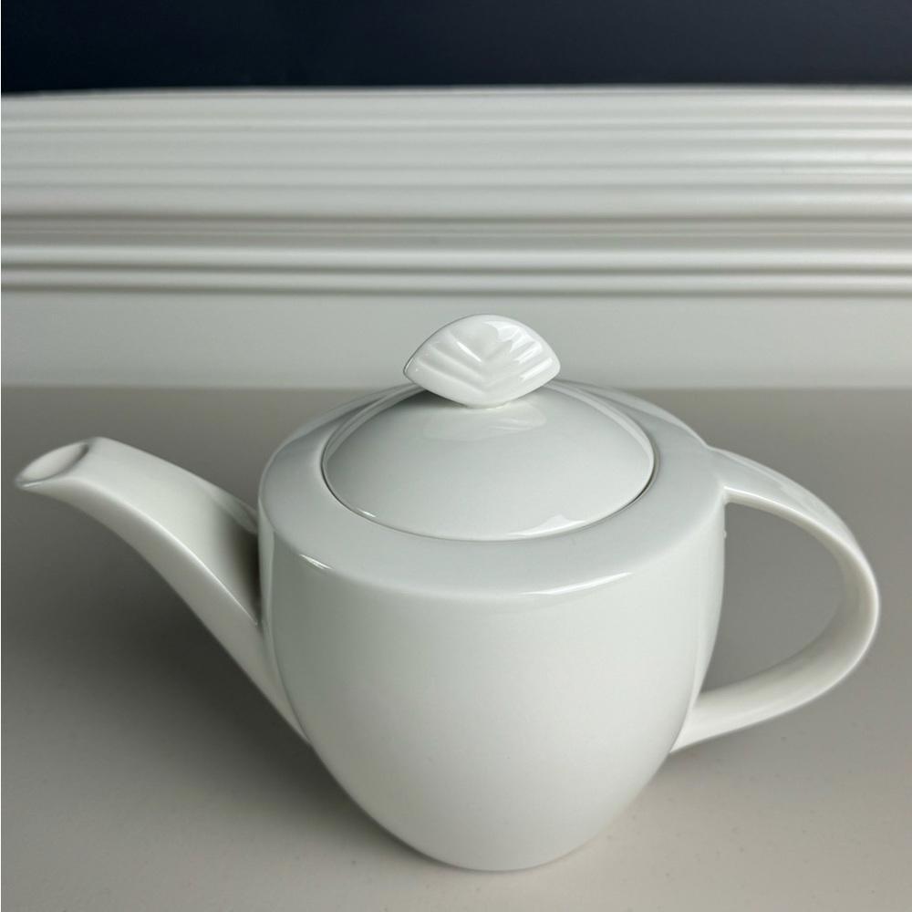 Cafe White by CHRISTOPHER STUART Teapot and Lid