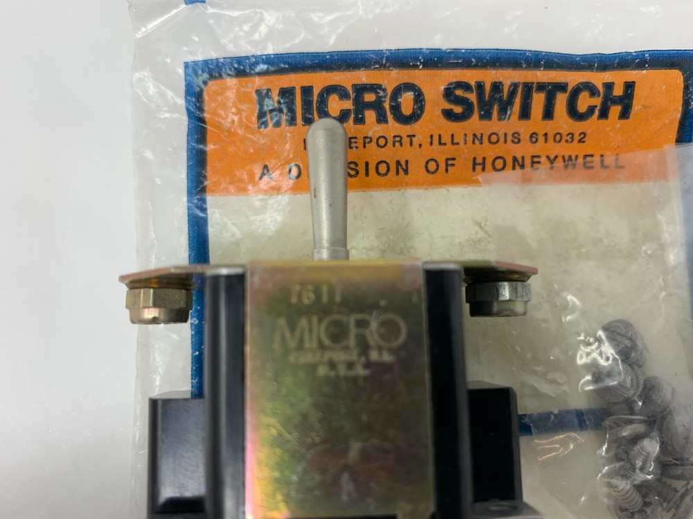 Honeywell Micro Switch 33TS1-1 Maintenance Toggle Switch ON/OFF/ON NOS