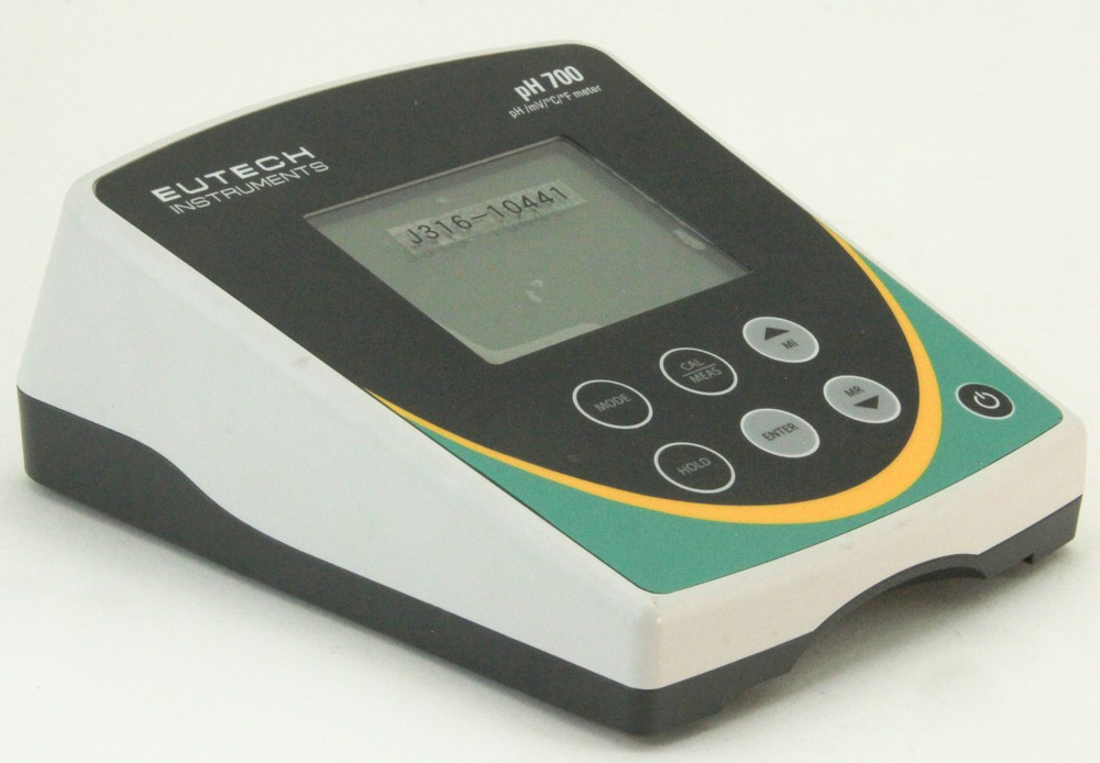 10441 EUTECH INSTRUMENTS PH/MV/C/F BENCHTOP METER PH 700
