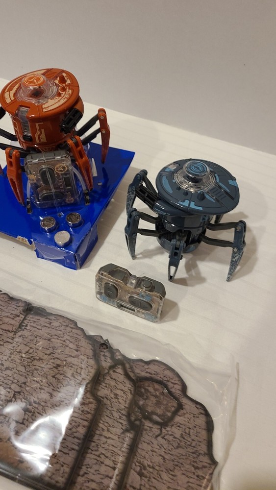Hexbug - The Tower Battle Ground Fight With Light - 2 Spiders - Blue VS Orange