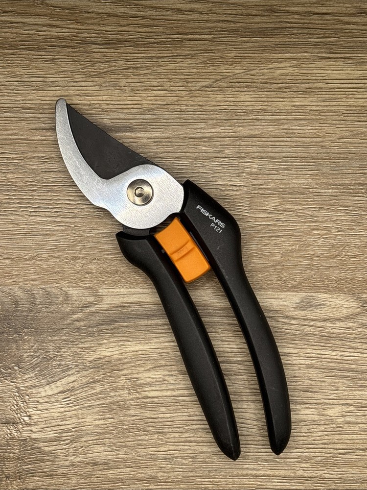 Fiskars PowerGear 2 (BYPASS PRUNER) P121  Barely Used