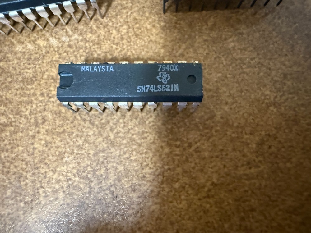 (5) Texas Instruments SN74LS621N Octal Bus Transceiver Chip