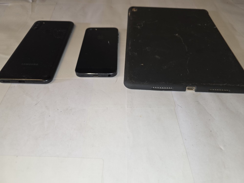 Broken Electronics Lot – Samsung Smartphone, Apple iPhone, Apple iPad Tablet –