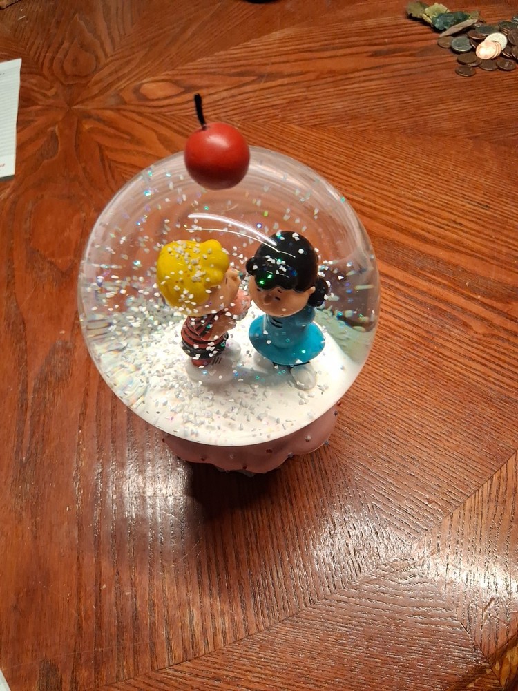 Dept 56 Peanuts Snow Globe Schroeder And Lucy 7.5"